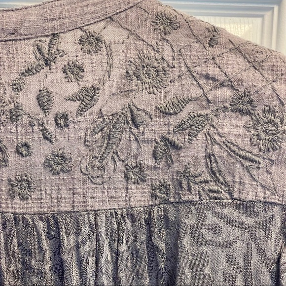 Lucky Brand Grey Stretch Embroidered Floral  Tunic Top V Neck Button Up Size M - Picture 6 of 11